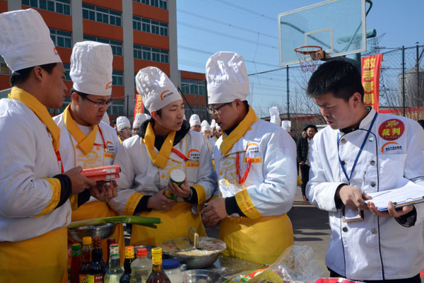 参赛的大厨们正在商讨选取原材料呢