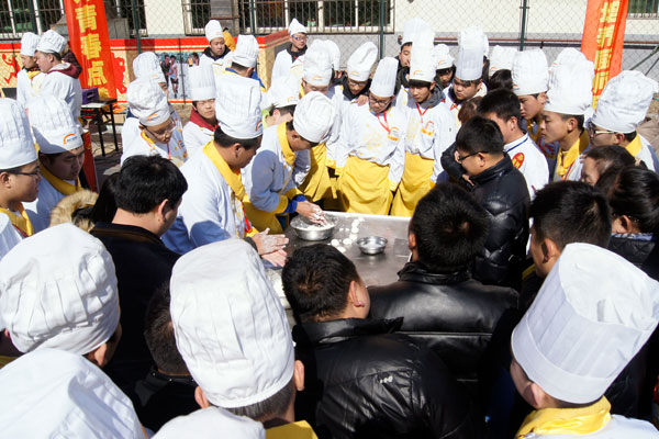 观赛的小伙伴们比赛过程恨不得自己也上台帮忙搓几个元宵