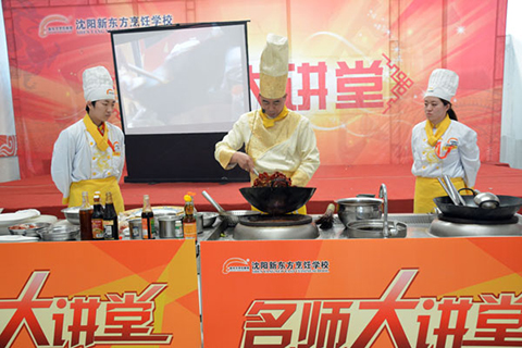 在何大师的讲解下,菜品开始制作了