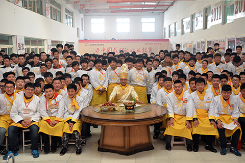 依依不舍中课程结束了,同学们与何大师合影
