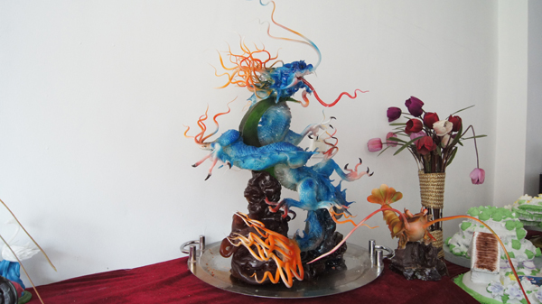 学生糖艺作品 在《顶级厨师》沈阳站海选上,赵丹制作的糖艺白天鹅获得了评委的盛赞,第一季五强选手李靓更是现场求教学。说到糖艺的用途,它并不局限于西点装饰品,在西餐和中餐的盘式中也会出现糖艺的身影,在星级酒店更有糖艺师这个岗位,专门从事糖艺制作,薪水可观。糖艺师作为新兴职业成为了又一热门技术,求大于供,糖艺师因技术要求成为了各大酒店紧缺的岗位。沈阳新东方烹饪学校一个月精品糖艺班主要通过学习糖艺技术的基本技法和糖艺设备维护,为你提供一个专业的学习平台。学习的品种主要包括:气泡糖、珊瑚糖、水晶糖、