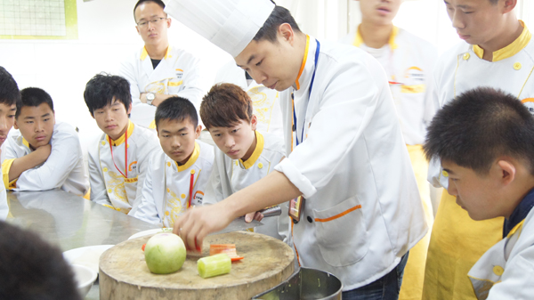 哪家厨师培训学校的西点生毕业工作好找?