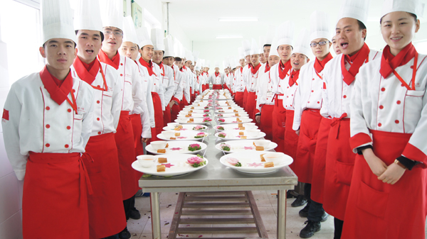 整洁、卫生是新时代新厨师的形象 三全食品的安全问题给从事与饮食有关的行业敲响了警钟,不能因为任何原因忽略食品的卫生与安全,因为,民以食为天,吃饭是关乎人们健康的大事,从源头杜绝卫生安全问题才能保证健康生活、健康饮食。在沈阳新东方烹饪学校,实操练习的课上老师总是一边示范一边提示学生们要随手收拾案台上的边角余料,制作过程严格按照行业规范来要求,越接近行业标准对于学生们今后进入工作岗位越有利。丰富的实操经验和良好的职业道德是沈阳新东方烹饪学校学生们的优势,也是在餐饮行业中立足的基本条件,厨德、厨艺都是
