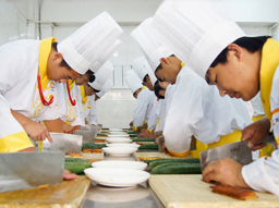 刀工练习 学烹饪在沈阳新东方烹饪学校
